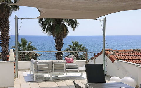Terrazza Riva: L'Eau, Table, Meubles, Ciel, Propriété, Bâtiment, Chaise, Bleu Azur, Plante, Ombre