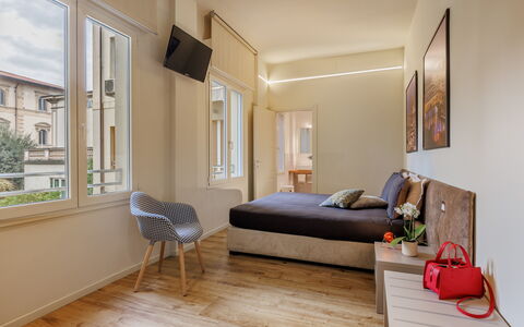 Lucy Florence Charming Modern Apartment Near Piazz: Meubles, Fenêtre, Bâtiment, Bois, Confort, Sol, Design Intérieur, Sol, Salon, Revêtement De Sol Stratifié