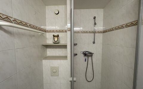 Sankt Englmar 646: Luminaire Plomberie, Tete De Douche, Salle De Bains, Douche, Bar De Douche, Plomberie, Sol, Rectangle, Panneau De Douche