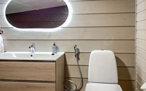 Käkikello: Sol, Design Intérieur, Sol, Luminaire Plomberie, Salle De Bains, Plomberie, Armoire De Toilette, Évier, Toilette, Miroir