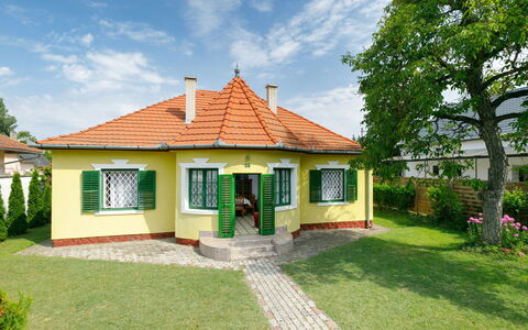 Stella: Plante, Nuage, Ciel, Bâtiment, Fenêtre, Arbre, Maison, Lot Terre, Porte, Herbe