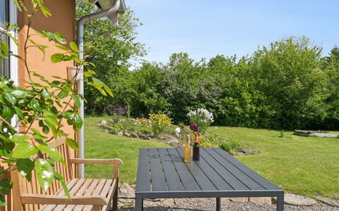 Adrienne - 6.4Km from the Sea: Meubles, Design Intérieur, Canapé, Sol, Sol, Salon, Pièce, Table, Chaise, Appartement