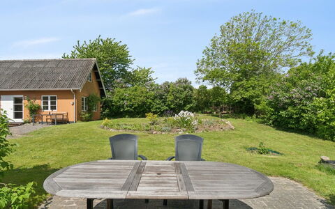 Adrienne - 6.4Km from the Sea: Meubles, Design Intérieur, Canapé, Sol, Sol, Salon, Pièce, Table, Chaise, Appartement