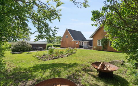 Adrienne - 6.4Km from the Sea: Meubles, Design Intérieur, Canapé, Sol, Sol, Salon, Pièce, Table, Chaise, Appartement