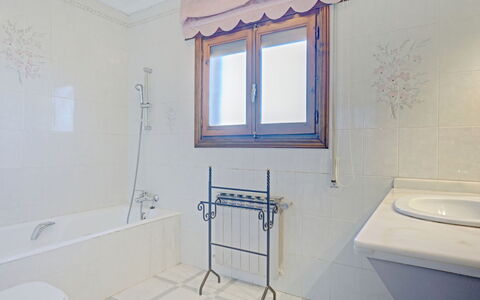 Villa Zamorita: Propriété, Luminaire Plomberie, Baignoire, Fenêtre, Bâtiment, Robinet, Bleu Azur, Salle De Bains, Violet