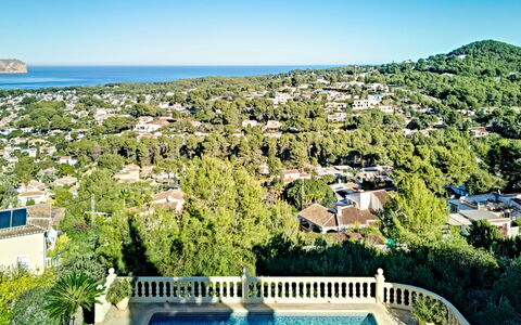 Villa Zamorita: Ciel, L'Eau, Jour, Propriété, Bleu, Bleu Azur, La Nature, Piscine, Végétation, Plante