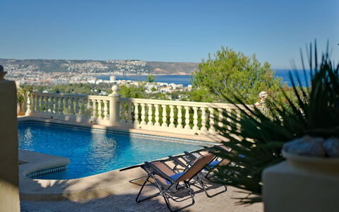 Villa Zamorita: L'Eau, Ciel, Plante, Bleu, Bâtiment, Bleu Azur, Mobilier De Jardin, Piscine, Loisir, Maison
