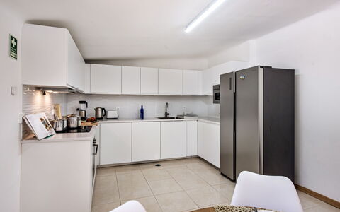 Jenny - Vip Properties: Cabinetry, Comptoir, Design Intérieur, Sol, Bâtiment, Électroménager, Sol, Appareil De Cuisine, Cuisine, Bois