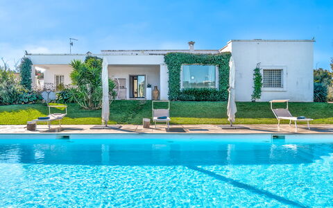 Masseriola Di Puglia: L'Eau, Ciel, Plante, Propriété, Piscine, Bleu, Fenêtre, Vert, Bleu Azur, Nuage