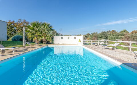 Masseriola Di Puglia: L'Eau, Plante, Ciel, Propriété, Piscine, Bleu, La Nature, Bleu Azur, Bâtiment, Arbre