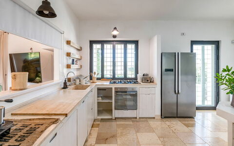 Masseriola Di Puglia: Cabinetry, Comptoir, Fenêtre, Plante, Évier, Evier, Bois, Plante D'Appartement, Cuisine, Design Intérieur