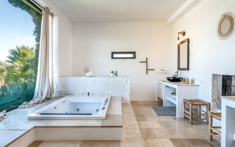Masseriola Di Puglia: Baignoire, Meubles, Bleu Azur, Robinet, Luminaire Plomberie, Cabinetry, Plante, Bois, Design Intérieur, Salle De Bains
