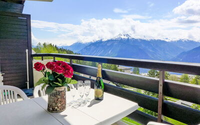 Crans-Montana 371: Ciel, Nuage, Table, Plante, Meubles, Bâtiment, Propriété, Pot De Fleur, Fleur, Chaise
