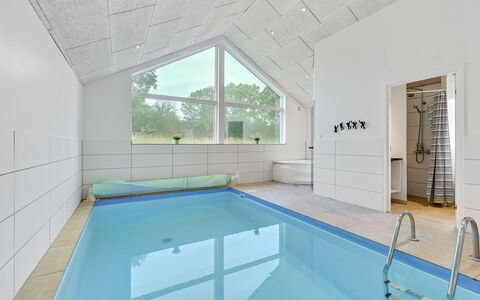 Jelke - 520M from the Sea: Toit, Maison, Domicile, Chalet, Porte, Siding, Plate-Forme, Porche, Planche, Dur