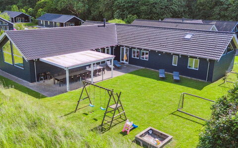 Jelke - 520M from the Sea: Toit, Maison, Domicile, Chalet, Porte, Siding, Plate-Forme, Porche, Planche, Dur