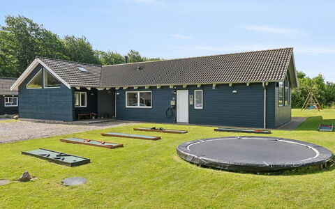Jelke - 520M from the Sea: Toit, Maison, Domicile, Chalet, Porte, Siding, Plate-Forme, Porche, Planche, Dur