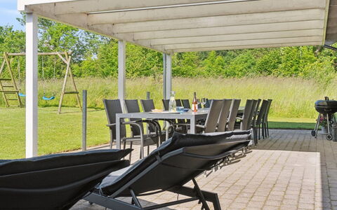 Jelke - 520M from the Sea: Toit, Maison, Domicile, Chalet, Porte, Siding, Plate-Forme, Porche, Planche, Dur