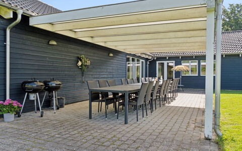 Jelke - 520M from the Sea: Toit, Maison, Domicile, Chalet, Porte, Siding, Plate-Forme, Porche, Planche, Dur