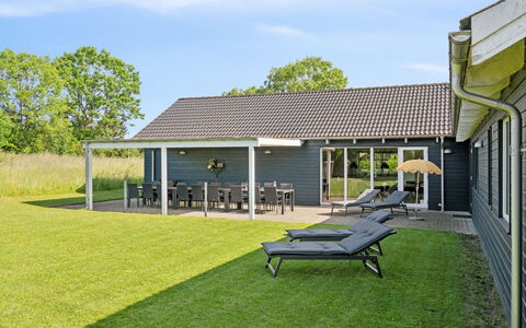 Jelke - 520M from the Sea: Toit, Maison, Domicile, Chalet, Porte, Siding, Plate-Forme, Porche, Planche, Dur