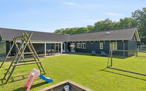 Jelke - 520M from the Sea: Toit, Domicile, Ombre, Pelouse, Biens, Cour, Arrière-Cour, Chalet, Jardin, Aménagement Paysager