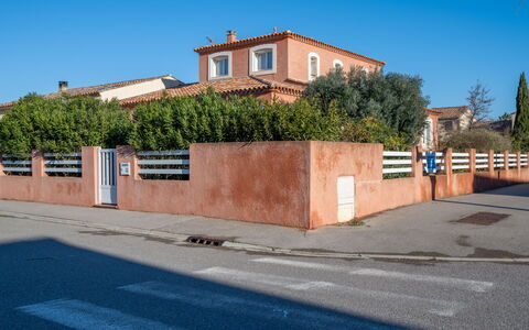 Maison des Pins Parasol: Ciel, Propriété, Plante, Surface De La Route, Asphalte, Arbre, Design Urbain, Zone Résidentielle, Quartier