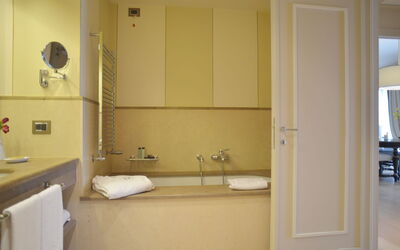 Helianto 100.2: Robinet, Baignoire, Luminaire Plomberie, Évier, Bâtiment, Lavabo, Salle De Bains, Armoire De Toilette, Bois