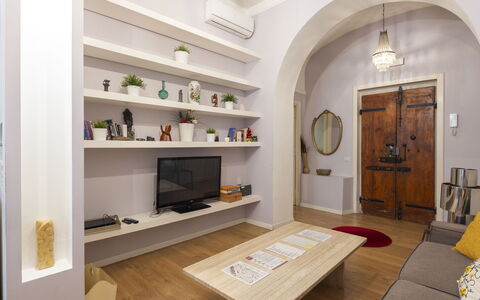 Porta Magica: Propriété, Meubles, Bibliothèque, Table, Canapé, Cabinetry, Étagère, Bois, Rayonnage, Design Intérieur