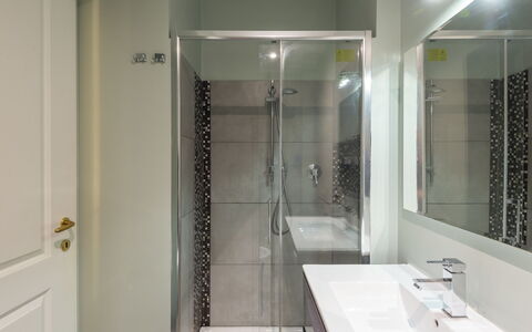 Porta Magica: Miroir, Robinet, Luminaire Plomberie, Évier, Bâtiment, Lavabo, Salle De Bains, Porte, Porte De Douche
