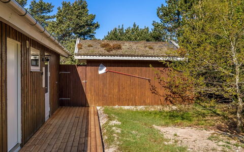 Jakko - 2.6Km from the Sea: Bâtiment, Maison, Fenêtre, Domicile, Toit, Zone Résidentielle, Arbuste, Chalet, Lot Terre