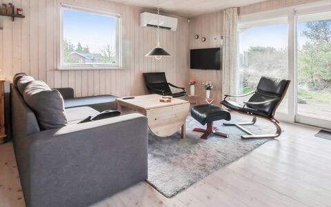 Jakko - 2.6Km from the Sea: Bois, Meubles, Sol, Design Intérieur, Domicile, Plafond, Salon, Sol, Canapé, Pièce