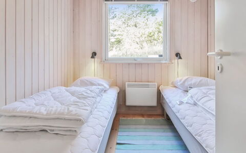 Jakko - 2.6Km from the Sea: Bois, Chambre, Lit, Literie, Drap De Lit, Sol, Domicile, Cadre De Lit, Plafond, Planche