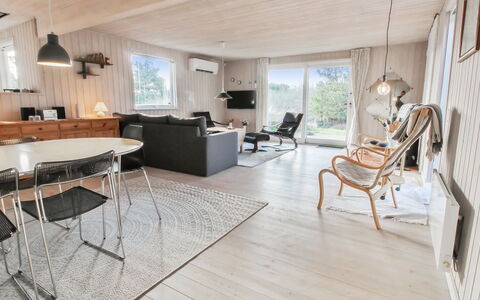 Jakko - 2.6Km from the Sea: Bâtiment, Maison, Fenêtre, Domicile, Toit, Zone Résidentielle, Arbuste, Chalet, Lot Terre