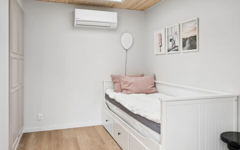 Janna - 1.4Km from the Sea: Meubles, Design Intérieur, Chambre, Lit, Bois, Sol, Plafond, Pièce, Sol, Éclairage