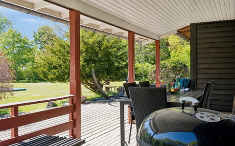 Janna - 1.4Km from the Sea: Meubles, Bois, Porche, Mobilier De Jardin, Chaise, Ombre, Plafond, Table, Plate-Forme, Tache De Bois