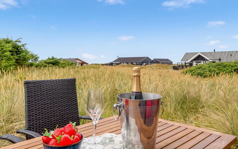 Patti - 280M from the Sea: Ciel, Mobilier De Jardin, Meubles, Chaise, Chalet, Tableau De Plein Air, Eco Hôtel, Ombre, Patio, Serveware