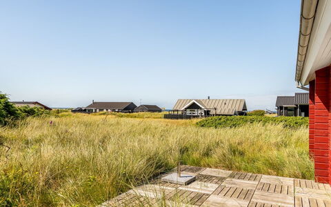 Patti - 280M from the Sea: Bois, Sol, Tache De Bois, Cabinetry, Comptoir, Cuisine, Luminaire Plomberie, Dur, Matériau Naturel, Évier