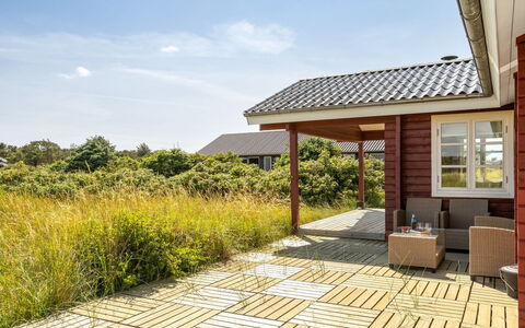Patti - 280M from the Sea: Bois, Sol, Tache De Bois, Cabinetry, Comptoir, Cuisine, Luminaire Plomberie, Dur, Matériau Naturel, Évier