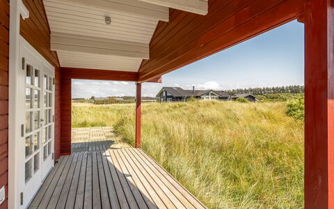 Patti - 280M from the Sea: Bois, Sol, Tache De Bois, Cabinetry, Comptoir, Cuisine, Luminaire Plomberie, Dur, Matériau Naturel, Évier