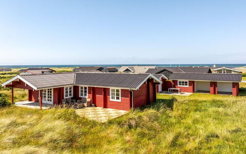 Patti - 280M from the Sea: Bois, Sol, Tache De Bois, Cabinetry, Comptoir, Cuisine, Luminaire Plomberie, Dur, Matériau Naturel, Évier