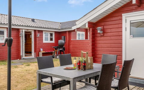 Patti - 280M from the Sea: Maison, Domicile, Porte, Toit, Chalet, Biens, Jardin, Ombre, Siding, Cour
