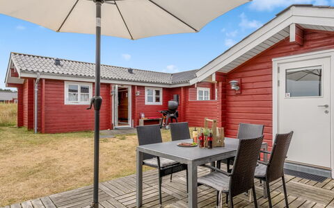 Patti - 280M from the Sea: Maison, Domicile, Porte, Toit, Chalet, Biens, Jardin, Ombre, Siding, Cour