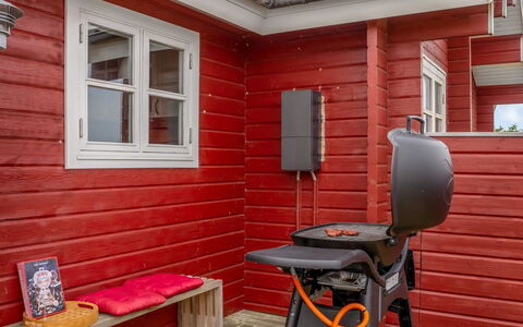 Patti - 280M from the Sea: Maison, Domicile, Porte, Toit, Chalet, Biens, Jardin, Ombre, Siding, Cour