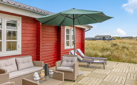 Patti - 280M from the Sea: Maison, Domicile, Porte, Toit, Chalet, Biens, Jardin, Ombre, Siding, Cour
