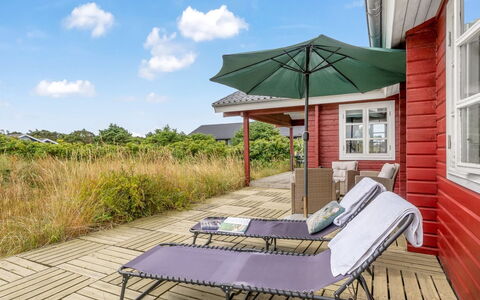 Patti - 280M from the Sea: Maison, Domicile, Porte, Toit, Chalet, Biens, Jardin, Ombre, Siding, Cour