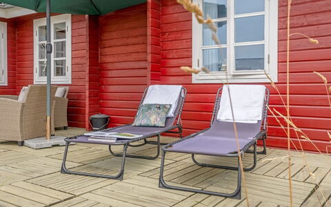 Patti - 280M from the Sea: Maison, Domicile, Porte, Toit, Chalet, Biens, Jardin, Ombre, Siding, Cour