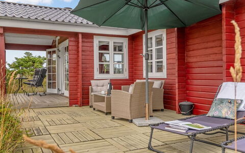 Patti - 280M from the Sea: Maison, Domicile, Porte, Toit, Chalet, Biens, Jardin, Ombre, Siding, Cour