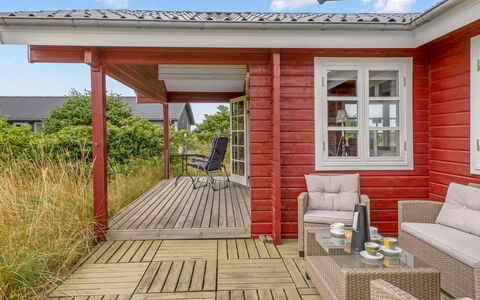 Patti - 280M from the Sea: Maison, Domicile, Porte, Toit, Chalet, Biens, Jardin, Ombre, Siding, Cour
