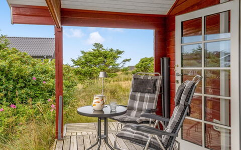 Patti - 280M from the Sea: Maison, Domicile, Porte, Toit, Chalet, Biens, Jardin, Ombre, Siding, Cour