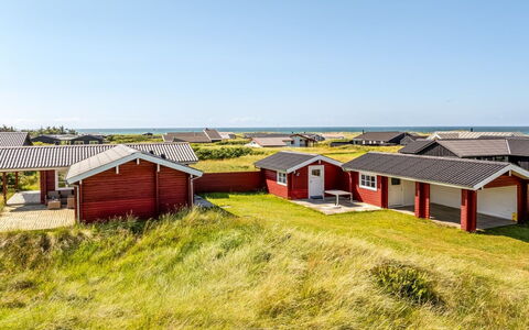 Patti - 280M from the Sea: Maison, Domicile, Porte, Toit, Chalet, Biens, Jardin, Ombre, Siding, Cour