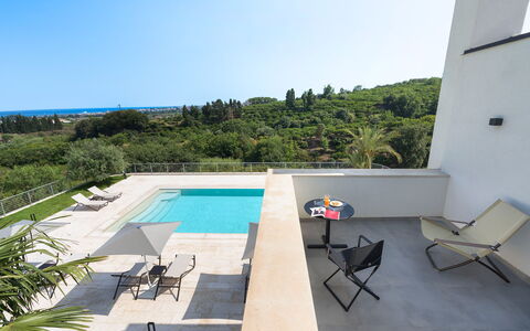 Villa Decoro - Mascali, Sicilia: Ciel, Meubles, Bâtiment, Table, Plante, Chaise, Piscine, L'Eau, Mobilier De Jardin, Ombre